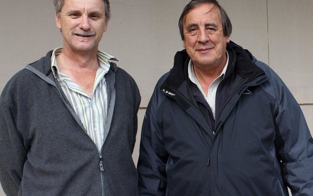 Links is voorsitter Christo Wessels saam met ‘n onlangse spreker by Gansbaai Fotografieklub, Wicus Leeuwner